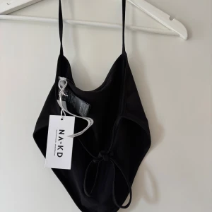 Topp med öppen rygg - Aldrig använd med prislapp kvar. 