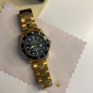 Guld Klocka  - Helt ny klocka i guldpläterat rostfritt stål. Fungerar som den ska inga problem alls. 