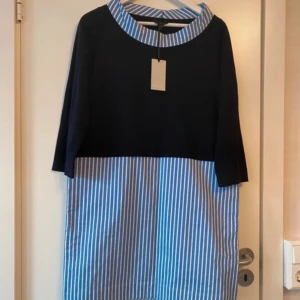 Tröja COS - Helt ny och oanvänd tröja från COS – med prislapp kvar  Elegant och stilren tröja från COS, aldrig använd och i perfekt skick. Prislappen sitter fortfarande kvar. 