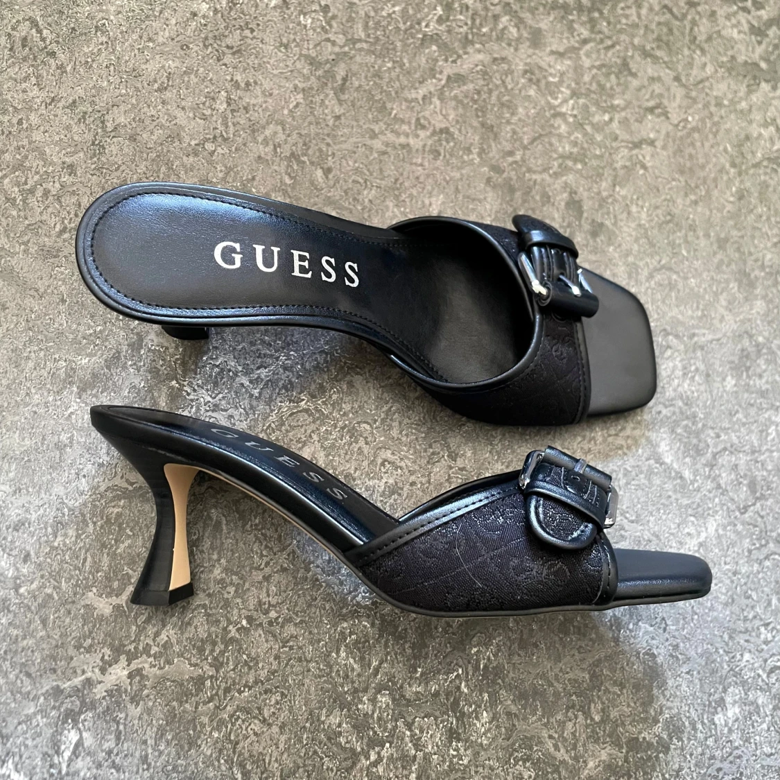 Svarta klackade sandaler från Guess - 3