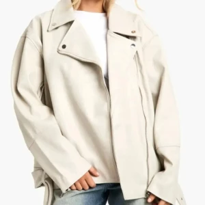 Oanvänd Oversized beige skinnjacka Boohoo - Säljer en oversized beige skinnjacka från Boohoo med coola detaljer som dragkedja och bälte i midjan. Jackan har långa ärmar,  krage och silverfärgade knappar. Jackan är dessutom helt oanvänd. (Nypris:450kr)