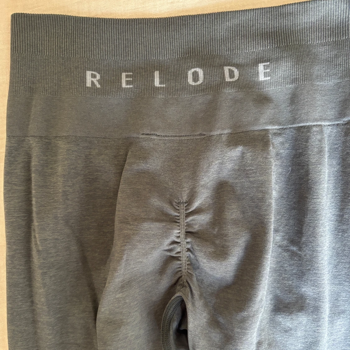 Grå/gröna Prime Scrunch leggings från Relod - 1