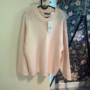 Ljusrosa stickad tröja Gina Tricot XS - Supermjuk och boxy stickad tröja från Gina Tricot i en ljusrosa nyans. Tröjan har rund halsringning och ribbade muddar.