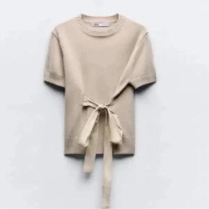Beige stickad topp med knyt från Zara - Intressekoll på en superfin beige stickad topp från Zara med snygg knytning i midjan. 💖