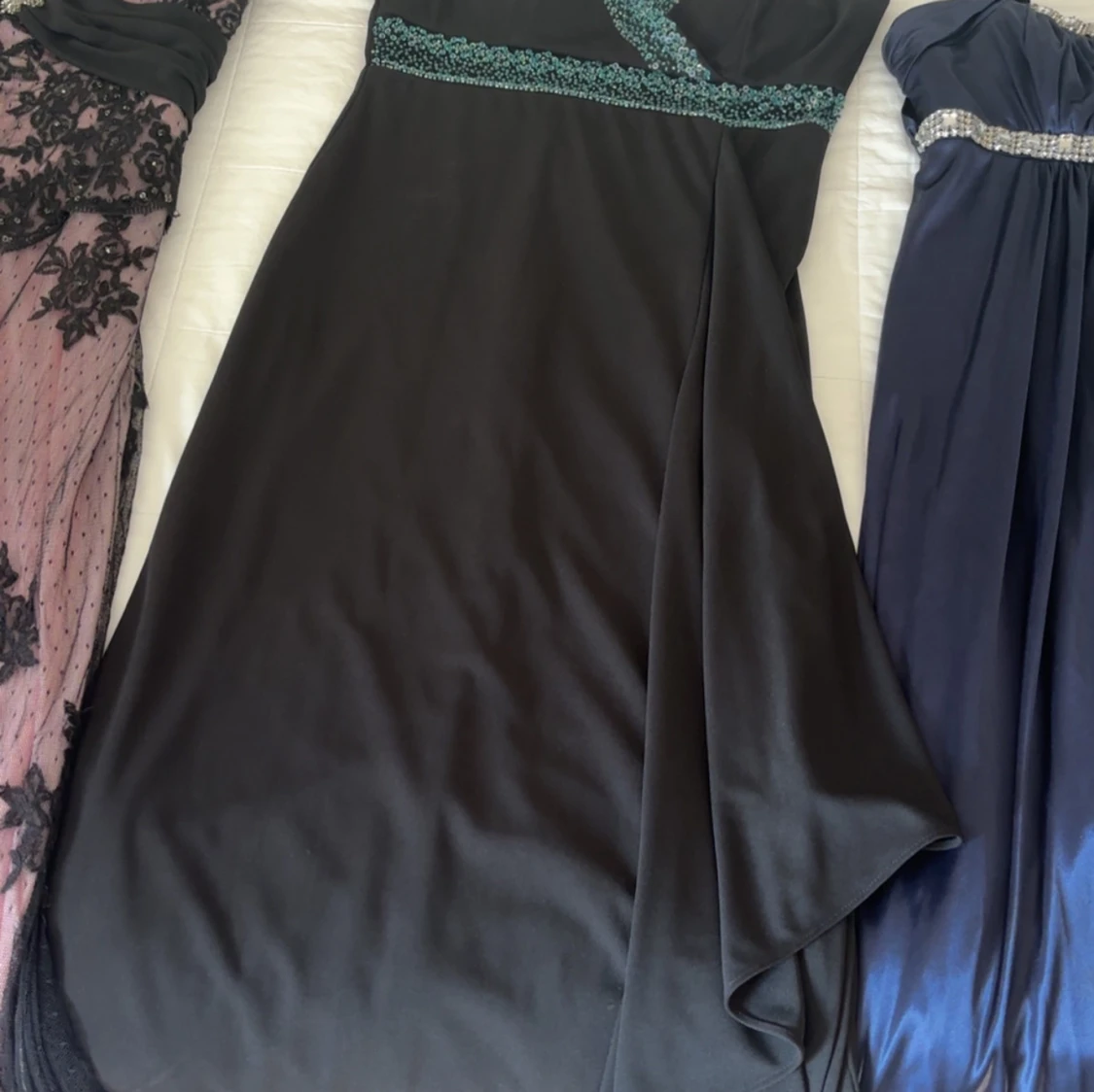 Svart långklänning med pärldetaljer