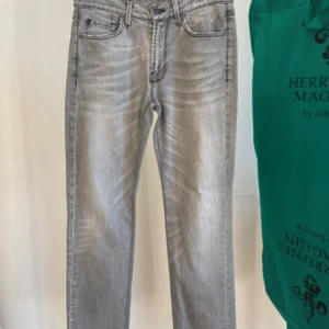 Grå jeans från 7 For All Mankind - Hej! Säljer ett par riktigt feta 7 for all man kind jeans i storleken 29,32, skriv om du har några funderingar.