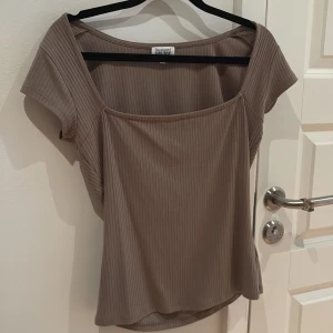 Ribbad beige topp från Bubbleroom - Säljer en ribbad beige topp från Bubbleroom x Alexandra Nilsson.