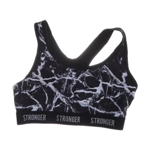 Sport-BH från Stronger - Säljer denna sport-BH från Stronger i svart med vit marmorerat mönster. Bred resår med logga runt om. Materialet är stretchigt och följsamt för bästa komfort. Sport-BHn är välanvänd och i bra skick. Vid intresse eller frågor, skriv privat💕 