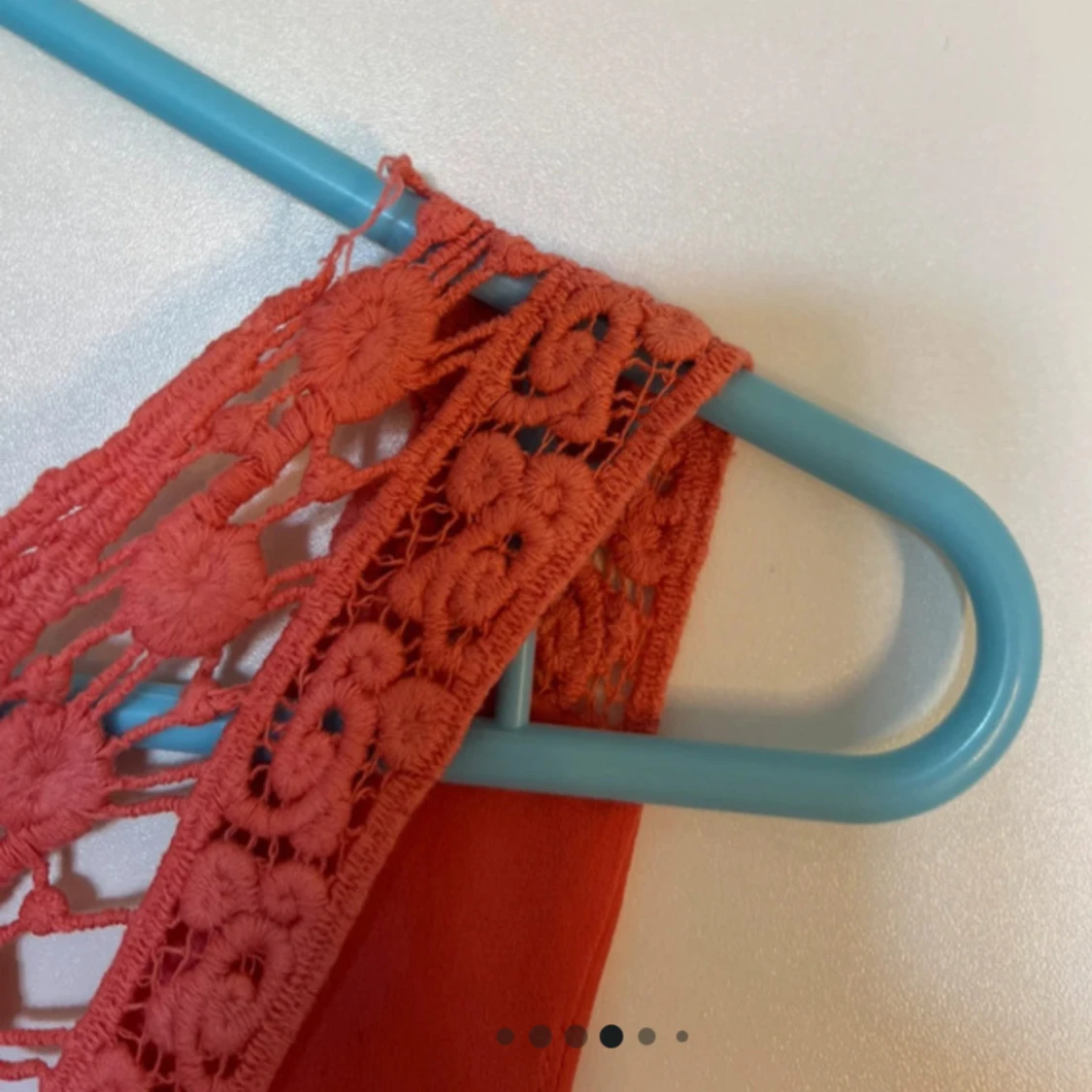 Röd ärmlös blus med spetsdetaljer - 2