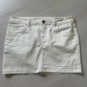 Vit lågmidjad jeanskjol - En vit fin lågmidjad jeanskjol från Esprit. Nyskick aldrig använd, skriv för fler bilder🥰❣️