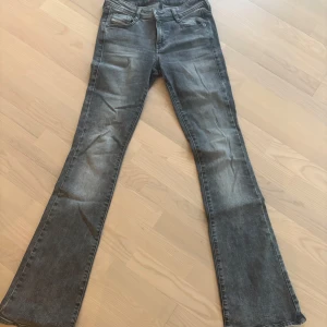 Grå bootcut jeans från Diesel  - Diesel jeansen är i storlek w25 l32 men stora i storleken. Använde några fåtal gånger och är i mycket bra skick 
