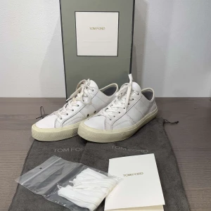 Tom Ford Cambridge - Hallå! Just nu ligger dessa extremt snygga Tom Ford skorna i modellen Cambridge ute för försäljning! De är i storlek UK7 vilket bedöms vara omkring 41, de är också mycket sparsamt använda och är därmed i fantastiskt fint skick!🤩dessutom medföljer originalbox, dustbags och extra snören medföljer på köpet! Trendiga rena sneakers som går för omkring 8000 kr är ett absolut måste till sommaren/hösten!👌😊hör av dig vid frågor och funderingar! 