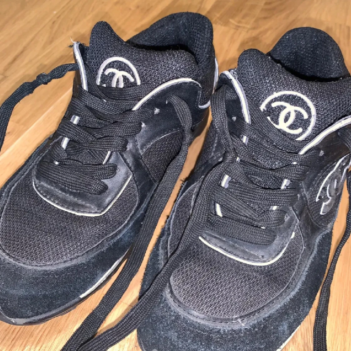 Svarta sneakers med logga - 1