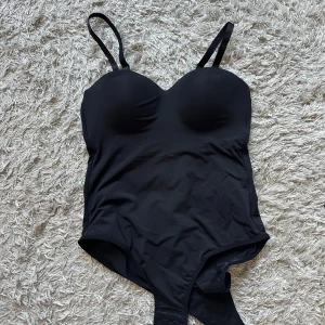 Body - Svart body med seamless inbyggd bh