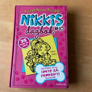 Nikkis dagbok #10: Berättelser om en (inte så perfekt) hundvakt - Följ Nikki i hennes dagbok när hon försöker gömma sju valpar för sina föräldrar, hela skolan och en dramaqueen! Perfekt för dig som gillar humor, drama och roliga illustrationer. En färgstark bok som passar unga läsare som vill ha äventyr och skratt.