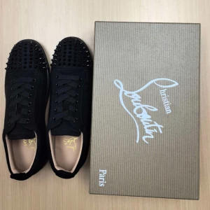 Christian louboutin skor -  🔥 Uppgradera din stil med dessa ikonska svarta Christian Louboutin-skor i storlek 43! 🖤 Perfekt skick och redo att göra ett statement. Vem vill äga dessa, mottagen av brorsans vän som inte riktigt kunde min storlek…..