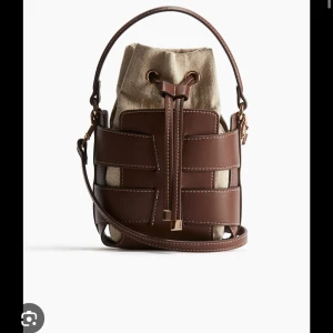 Brun bucket bag från hm  - Slutsålda väskan från HM jättefin knappt använd. 