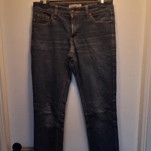 Mörkblå jeans Silvia straight fit - Snygga mörkblå jeans från Silvia med klassisk skinny jeans, femficksdesign och raka ben. Jeansen har kontrastsömmar och en stilren look som passar till det mesta. Tillverkade i slitstarkt denimtyg för en tidlös vibe.