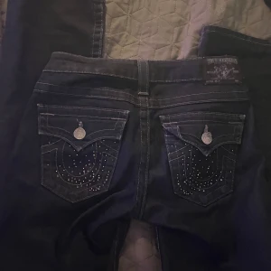 True Religion mörkblå jeans med nitar - Mörkblå jeans från True Religion, osäker på storlek men passar mig som har storlek 34 o är lite långa (är 157cm)