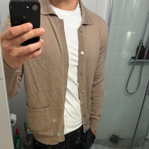 Beige kofta från Stenströms, bomull - Snygg beige kofta från Stenströms👔 Mjuk bomull. Klassisk design med krage, knappar hela vägen och praktisk ficka framtill. Perfekt att slänga över en t-shirt för en chill och stilren look💯