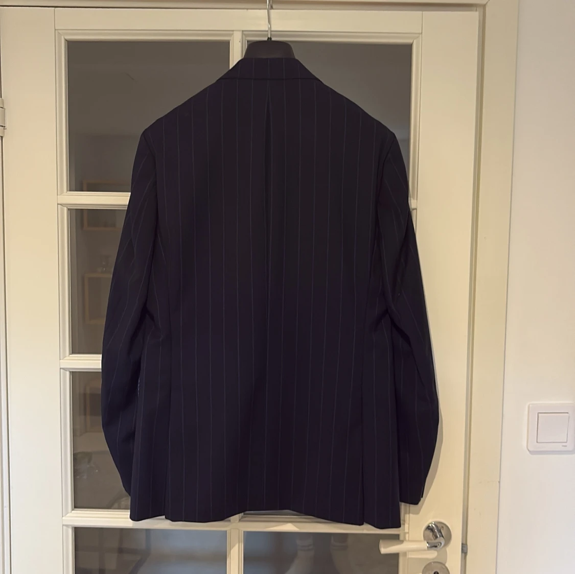 Mörkblå randig kostym från SIR - 1