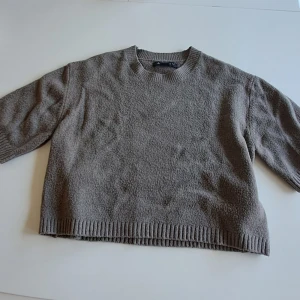 Mörkgrön stickad tröja från Amisu🌷 - Mysig mörkgrön stickad tröja från Amisu med rund halsringning och ribbade muddar. Tröjan har en loose passform. Enkel och stilren design som funkar till många olika outfits. 💕