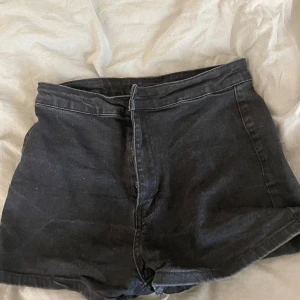 Svarta högmidjade jeansshorts - Svarta jeansshorts med hög midja ifrån Shein. Väldigt fint skick ❤️