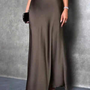 Brun kjol - Brun långkjol i satin. Perfekt för dig som vill ha en stilren och lyxig look super fin lyxig brun färg, rätt tajt i midjan. aldrig använd. Skriv om för fler bilder🤎