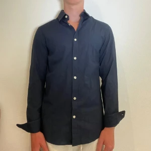 Marinblå H&M Skjorta - Marinblå H&M Skjorta || Storlek S || Mitt pris 249kr || Modellen på bilden är 170cm och väger 62kg || Tveka inte på att höra av dig vid frågor eller funderingar 