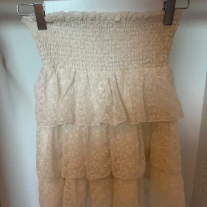 Vit volangkjol med detaljer från Lolita.  - Jättesöt volangkjol från Lolita. Fina detaljer på kjolen. 