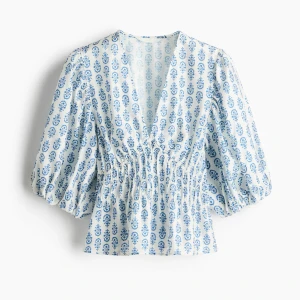 hm blus - säljer en v-ringad blus med puffärmar i storlek s från h&m. den är inte använd, endast testad