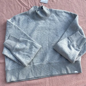 Grå juicy couture tröja.  - Mysig grå polotröja från Juicy Couture i fleece med broderad logga framtill. Tröjan har hög krage, breda muddar och avslappnad passform. Perfekt för kyliga dagar när du vill vara både bekväm och snygg.