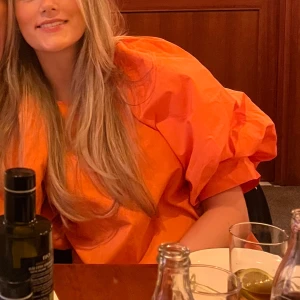 rosa puffärmad blus - Säljer en riktigt snygg  blus med puffiga korta ärmar. Den har en lös passform och är perfekt för dig som vill sticka ut med färg. Blusen är tillverkad i ett slätt tyg som ger en cool och trendig look.