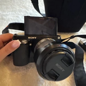 Systemkamera  - En systemkamera som är otrolig på ta bilder, du kan vrida kamera skärmen för att se hur bilderna blir om du tar på dig själv. En Sony systemkamera som är använd ca 2 gånger. Finns inga tecken på användning, Säljer då jag inte längre är intresserad av kameran och aldrig använder den. Säljs på andra sidor oxå..  Sony NEX-F3 Objektiv - Sony E 18-55mm f/3.5–5.6 OSS