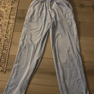 Blå mjukisbyxor från Juicy Couture - Supermjuka ljusblå mjukisbyxor från Juicy Couture. Har fickor på fram och baksida. Priset kan diskuteras vid snabb affär.