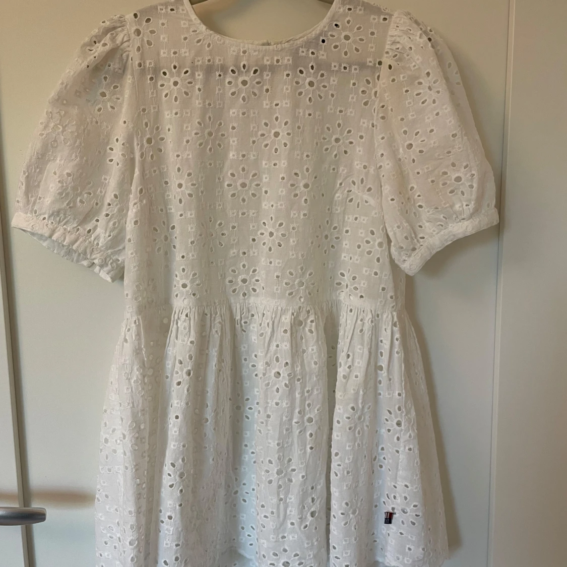 Vit broderad klänning från Lexington - 3