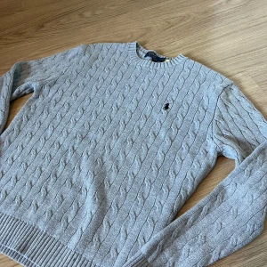  kabelstickad Ralph Lauren tröja - Säljer denna feta kabelstickade tröja från Ralph lauren. Den är i storlek: S men passar nog XS bättre! Den är i helt nytt skick då den sällan andvänds. Nypris: ca 2000kr/ mitt pris: 575kr😮‍💨                        Tveka inte på att kontakta mig vid frågor eller funderingar!🙏
