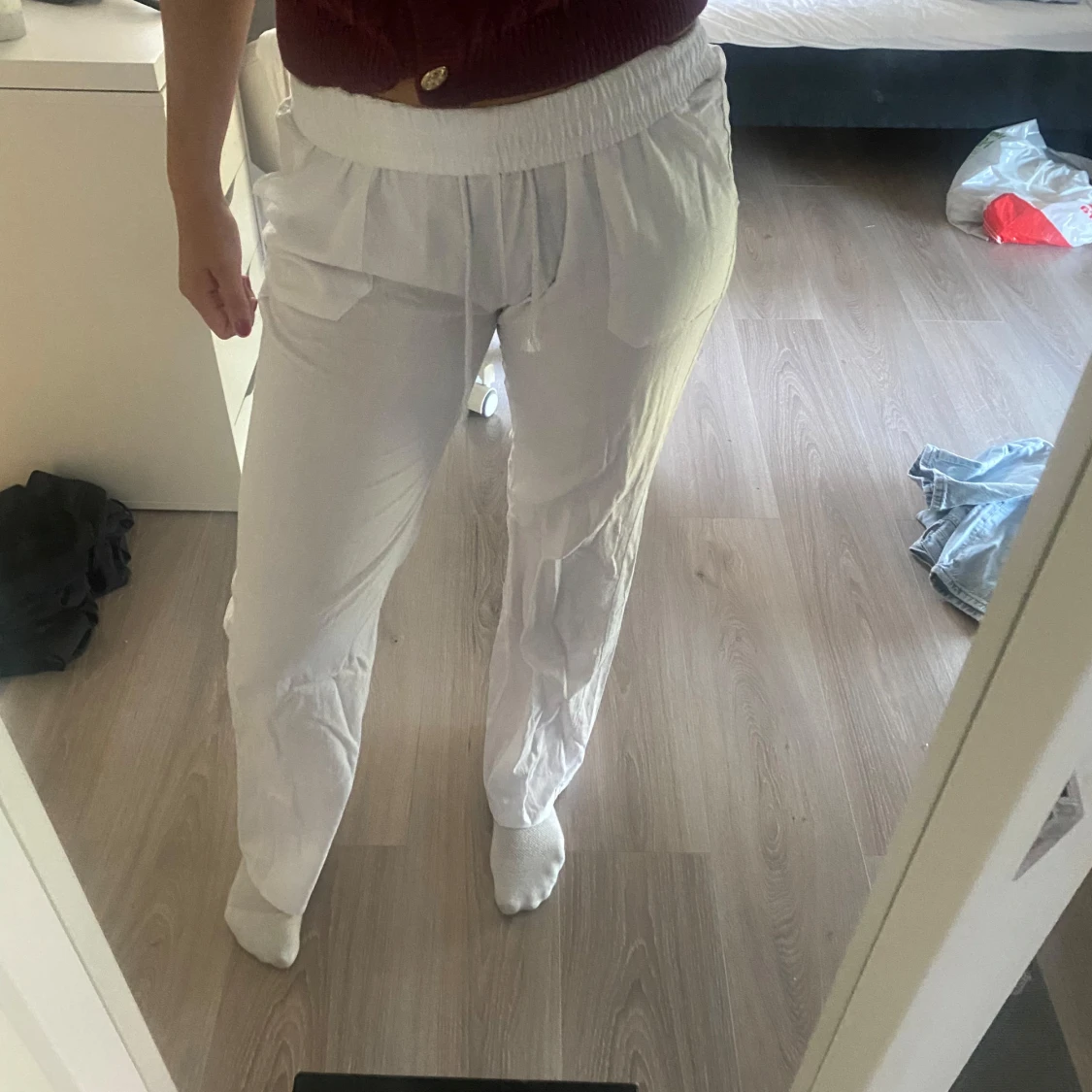 Vita linnebyxor med resår och snörning