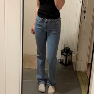 Ljusblå raka jeans - Säljer ett par klassiska ljusblå jeans med normal passform och raka ben. Jeansen har fem fickor, bälteshällor och stängs med dragkedja och knapp. Perfekta till vardags och enkla att matcha med olika toppar. Low straight, waist 24, length 32