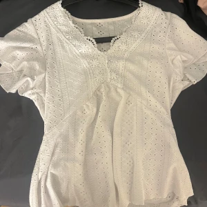 Vit topp/shirt - Topp/shirt jätte fin till sommar med detaljerna. Aldrig använd
