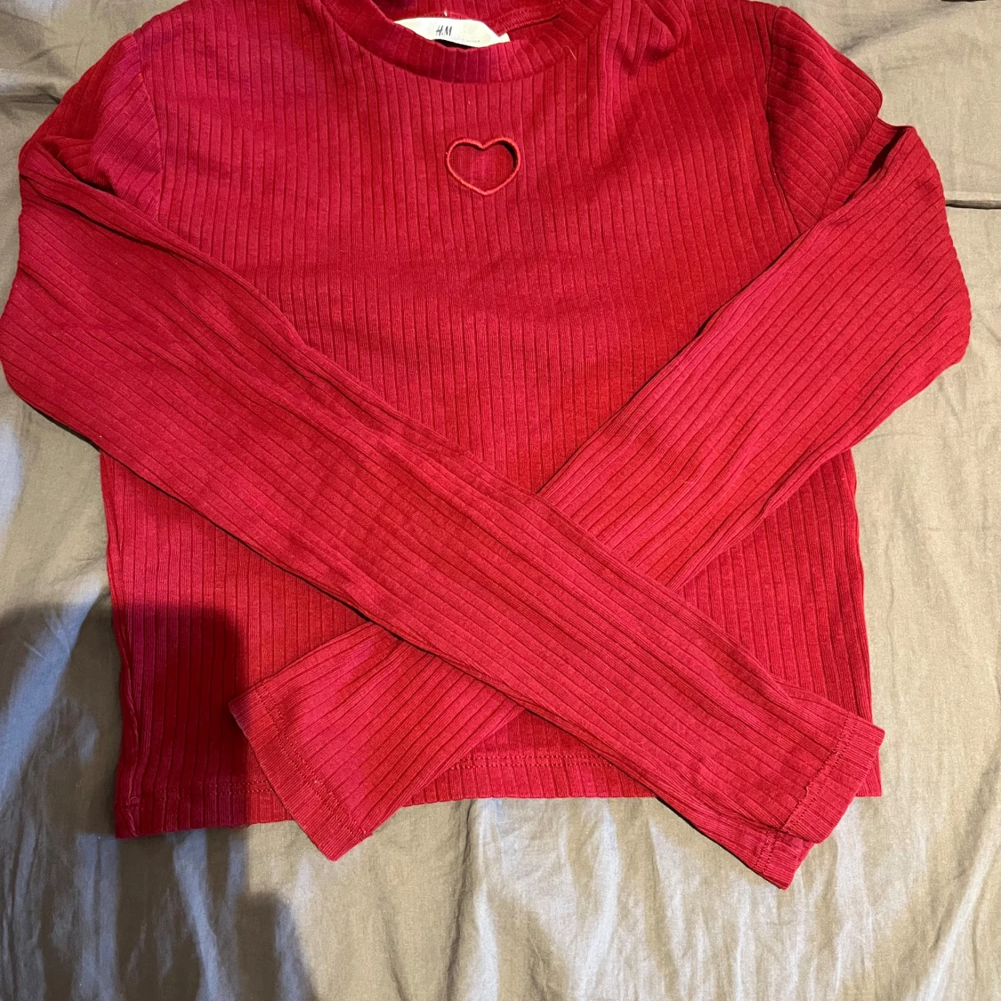 Röd ribbad långärmad tröja med hjärtformad detalj från H&M