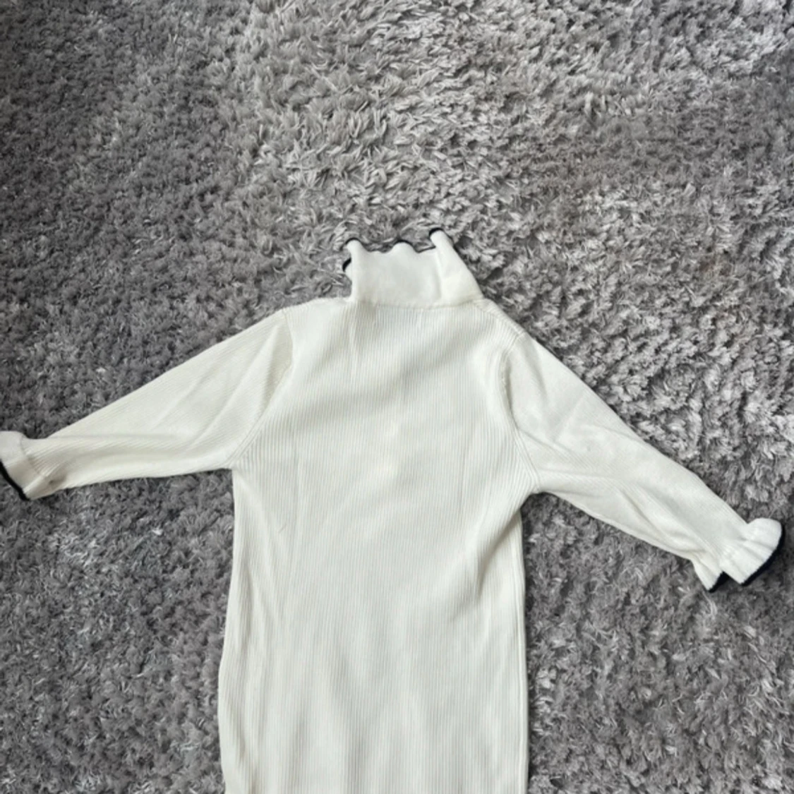 Vit ribbad klänning med volang från Holly & Whyte - 1