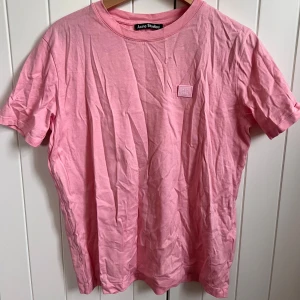 Rosa t-shirt från Acne Studios - Klassisk tshirt från acne studios 
