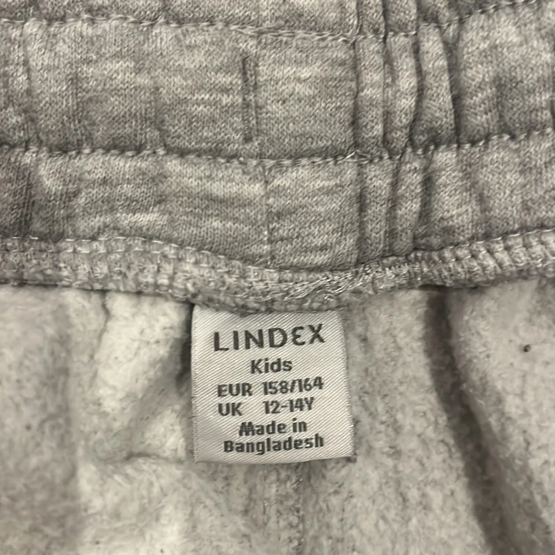 Grå mjukisshorts från Lindex - 2