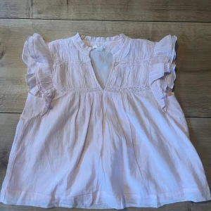 Ljusrosa blus med volangärmar - Jättefin ljusrosa blus med korta volangärmar, v-ringning och detaljer. Oanvänd🩷nypris 230. Jätte populär 