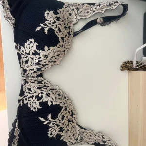 Intimissmi bh - Super fin intimissmi bh i storlek 75/C!!! Skriv för frågor💘💘💘🎀🎀 tvättar såklart innan jag skickar!