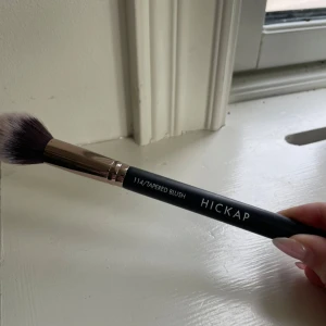 Hickap sminkborste  - Hej!! Säljer denna super populära sminkborsten från Hickap!! Oanvänd, ”tapered blush 114”❤️❤️