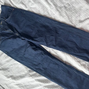 Jeans från Ginatricot  - Jag säljer mina mörkblåa jeans med ljusa sömmar, det sitter jätte fint på men är tyvärr lite för stora för mig, de är knappt använda alltså är dom i bra skick, skriv privat för mer bilder💗
