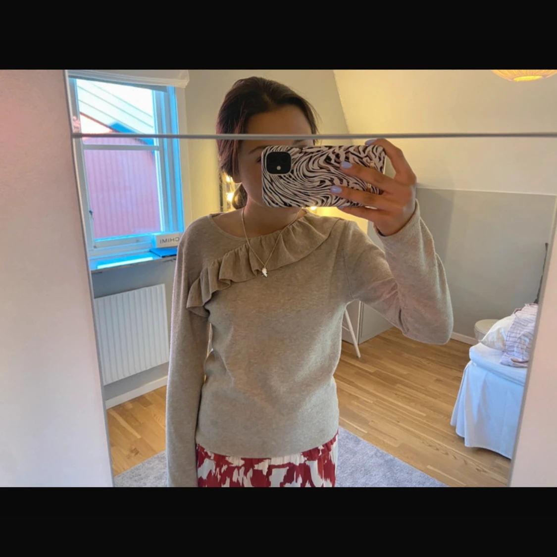 Beige tröja med volangdetalj