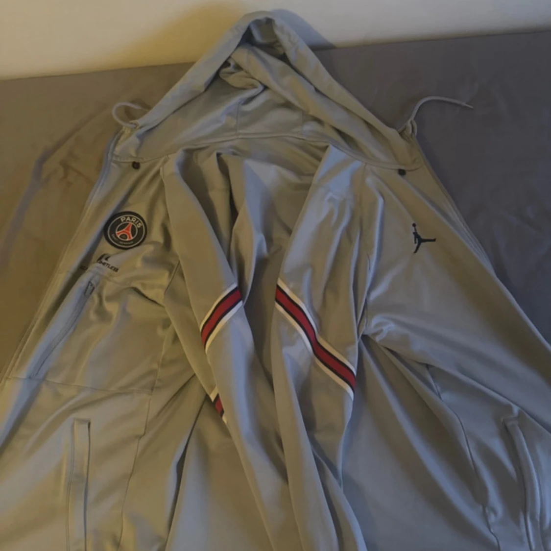 Grå PSG x Jordan vindkofta med huva - 1